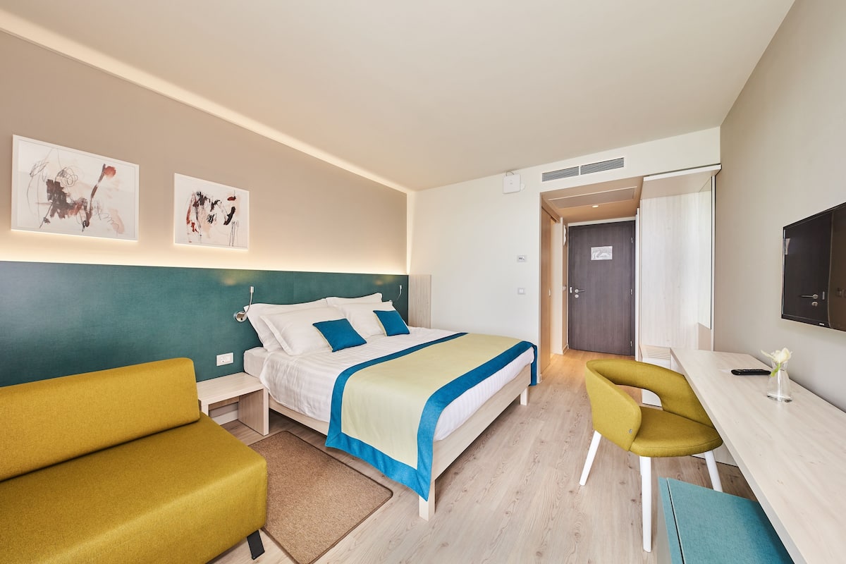 Premium room with balcony, Sea view | In-room safe, desk, blackout curtains, free WiFi