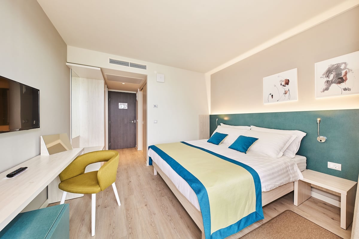 In-room safe, desk, blackout curtains, free WiFi