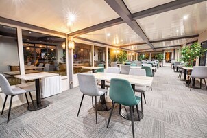 Daily buffet breakfast (EUR 9.90 per person)