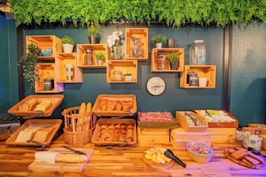 A breakfast buffet with various food items and breakfast items displayed on shelves and tables. - KYRIAD VALENCIENNES SUD – Rouvignies (Rouvignies)