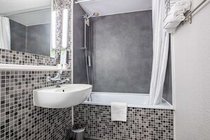 Badewanne, umweltfreundliche Kosmetikartikel, Handtücher