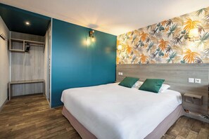 เครื่องนอนระดับพรีเมียม, โต๊ะทำงาน, Wi-Fi ฟรี, ผ้าปูที่นอน