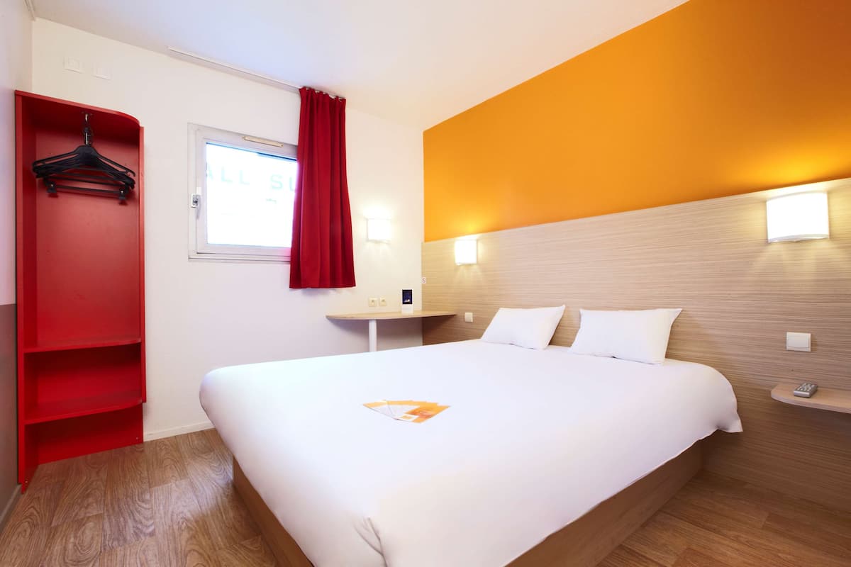 Cortinas blackout, wifi gratis y ropa de cama