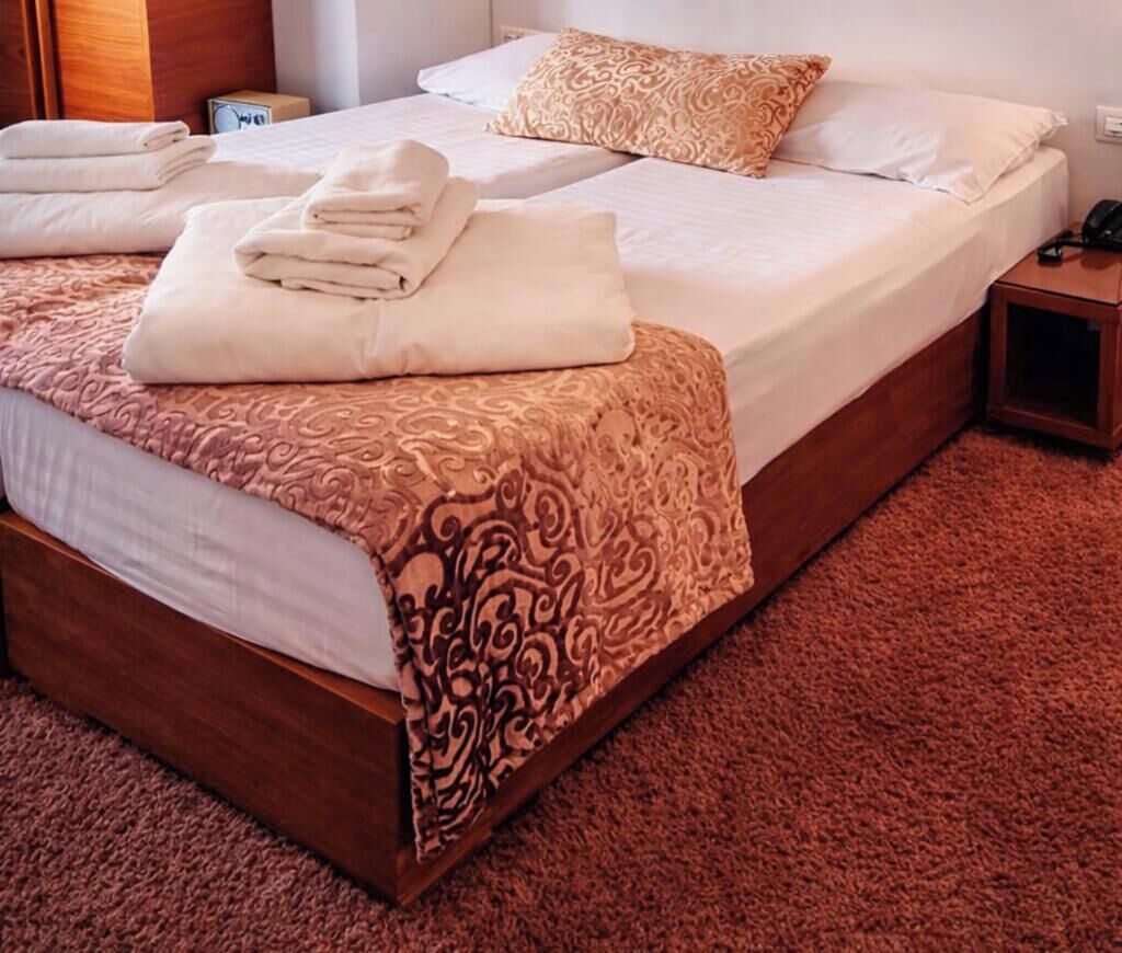 Classic-værelse til 4 personer - balkon | Dundyner, minibar, pengeskab på værelset, skrivebord