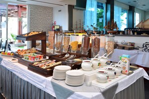 Buffet déjeuner gratuit tous les jours