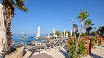 Plage privée, chaises longues, parasols, serviettes de plage