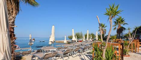 Playa privada, sillas reclinables de playa, sombrillas, toallas de playa