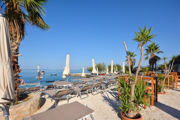 Plage privée, chaise longue, parasol, serviettes de plage