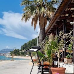 Petit déjeuner, déjeuner et dîner servis sur place, vue sur la plage