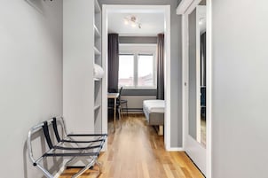 Colchones con pillow-top, escritorio, wifi gratis y ropa de cama
