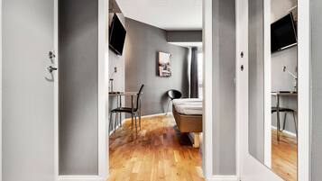 Materassi a doppio strato, una scrivania, Wi-Fi gratuito, lenzuola