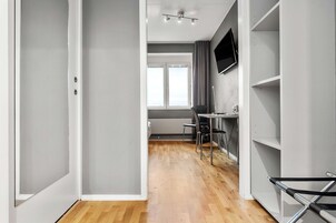 Colchones con pillow-top, escritorio, wifi gratis y ropa de cama 