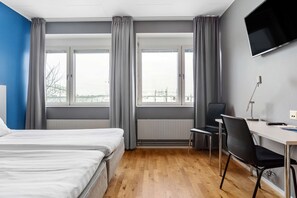 Kamar Standar, 2 Tempat Tidur Twin (Walk-in Shower) | Bantalan ekstra lembut, meja kerja, Wi-Fi gratis, dan seprai linen