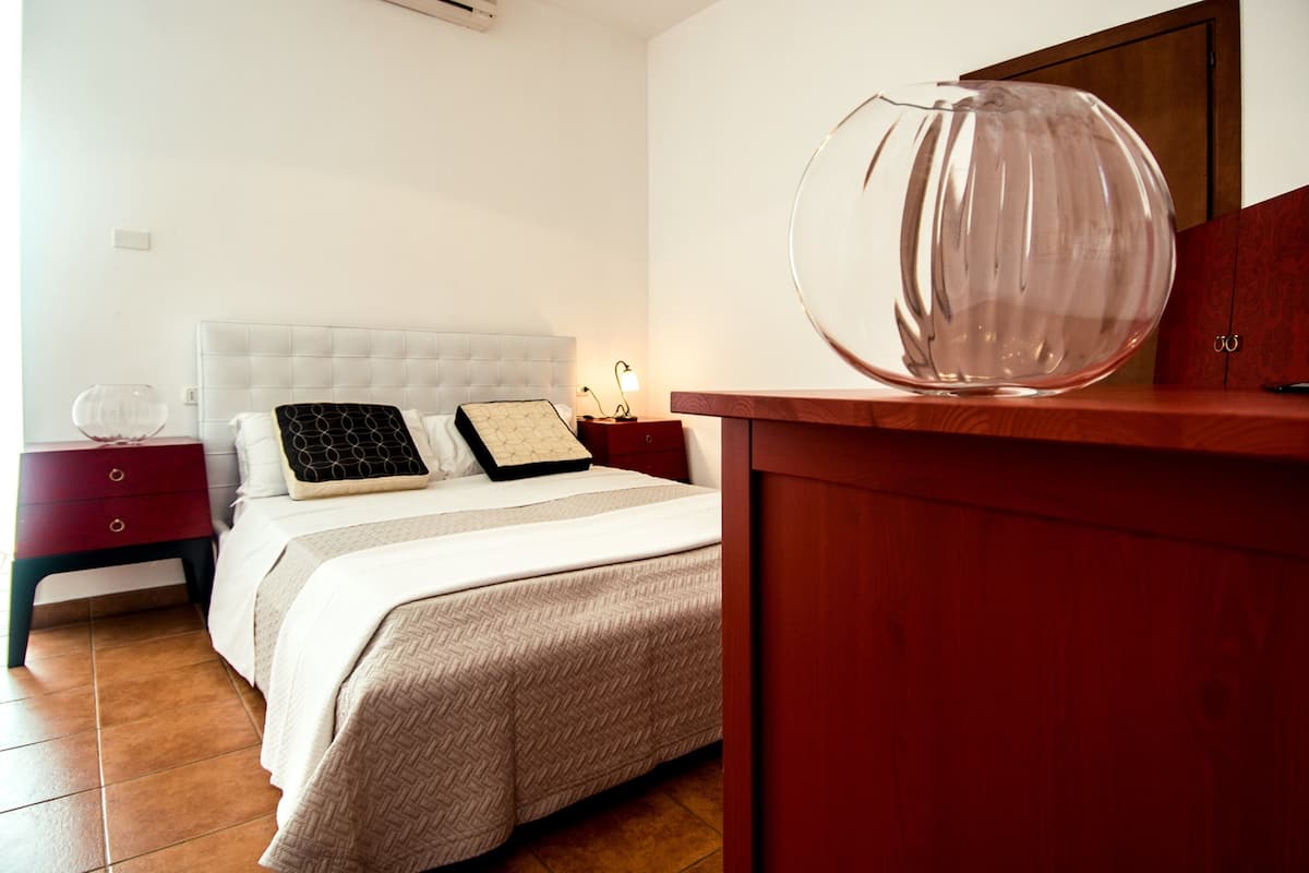 Ropa de cama de alta calidad, escritorio, insonorización y wifi gratis