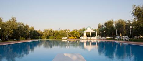 Kolam renang terbuka, payung kolam, kerusi lepak pantai