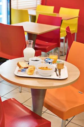 Daily buffet breakfast for a fee - Premiere Classe Rouen Sud - Parc des Expositions (Saint-Etienne-du-Rouvray)