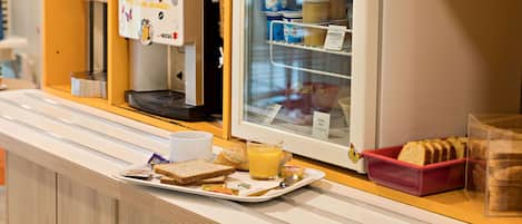 Frukostbuffé varje dag (EUR 6.50 per person)