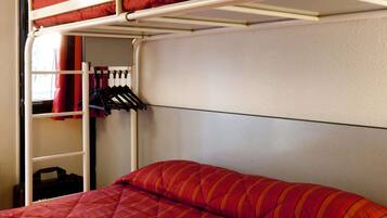 Standardzimmer, Mehrere Betten (1 Double and 1 Single bed) | Schreibtisch, Verdunkelungsvorhänge, kostenloses WLAN, Bettwäsche