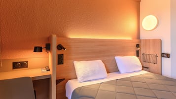 Escritorio, cortinas blackout, wifi gratis y ropa de cama