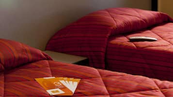 Rom – standard, 3 enkeltsenger | Skrivebord, blendingsgardiner, wi-fi (inkludert) og sengetøy