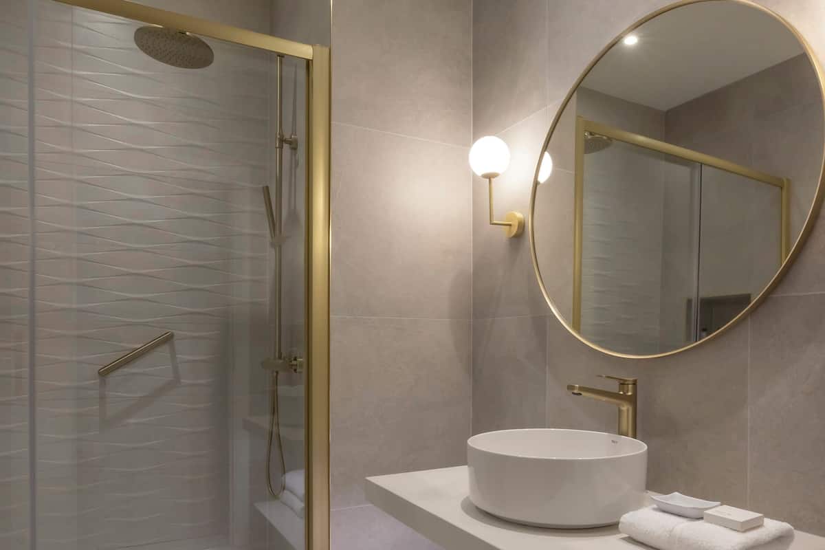 Habitación doble Deluxe | Baño | Regadera, amenidades de baño gratuitas, secadora de cabello, toallas 