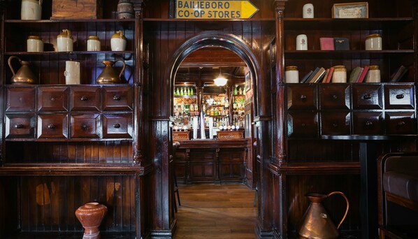 Bar (trong khuôn viên)