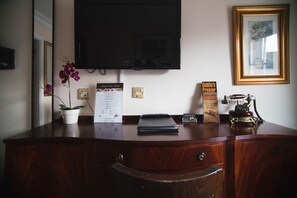 Hypoallergeen beddengoed, een bureau, verduisterende gordijnen