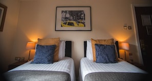 Standard Twin Room, 2 Twin Beds | Hypo-allergenic bedding, desk, blackout drapes, iron/ironing board - Dublin Citi Hotel (Dublin)