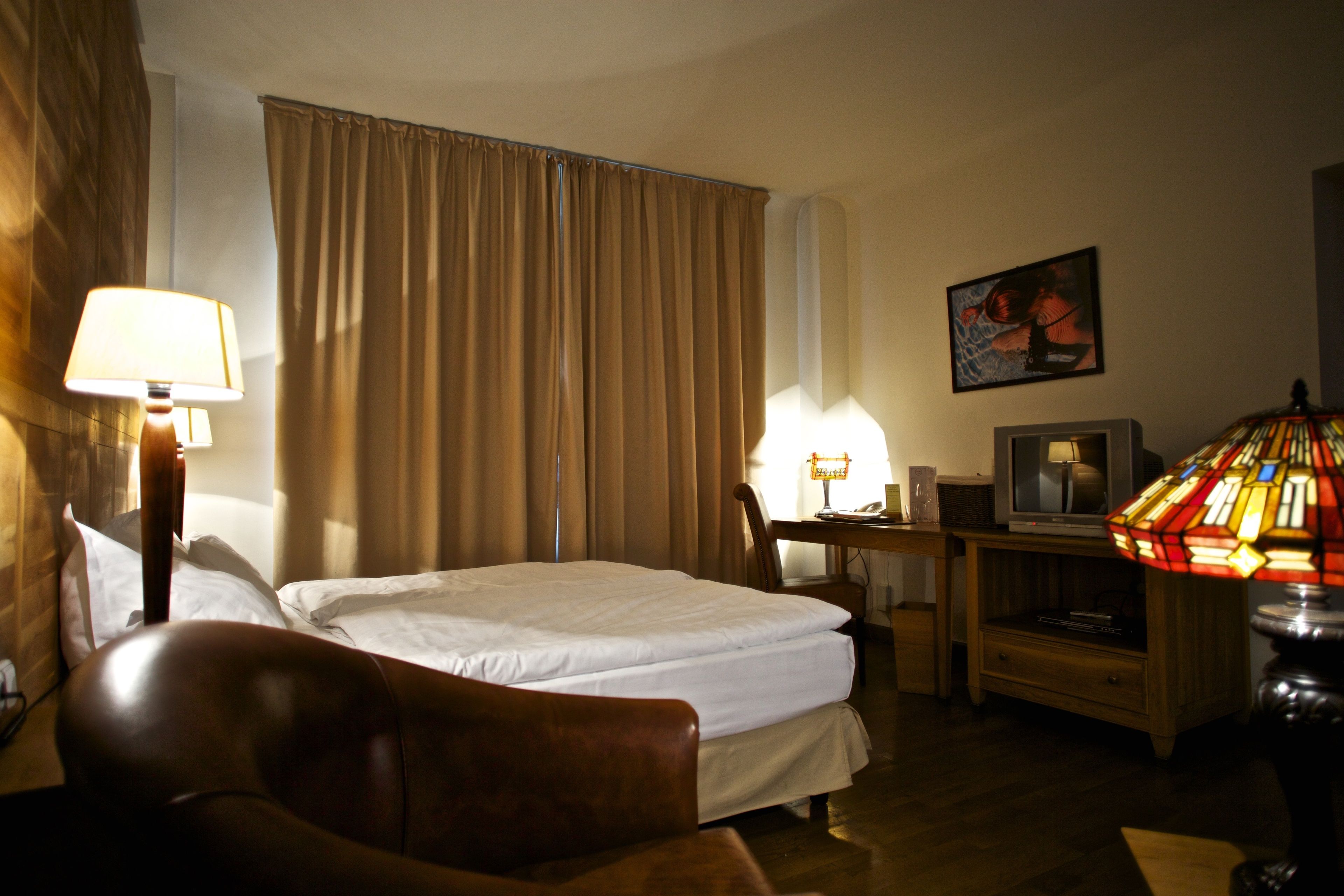 comfort room | 1 bedroom, minibar, in-room safe, individually decorated