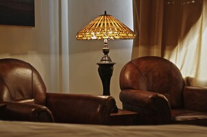 Minibar, caja de seguridad en la habitación y decoración personalizada 