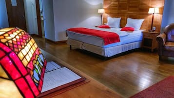 Deluxe Room | Minibar, in-room safe, individually decorated, desk