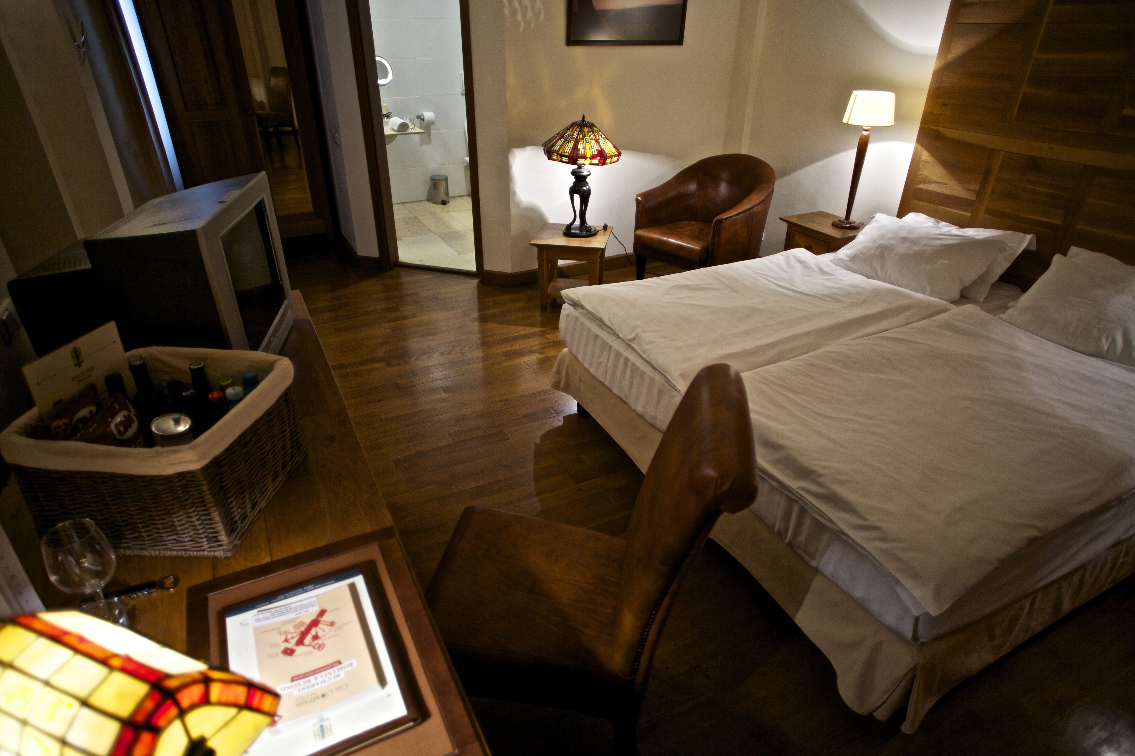 comfort room | 1 bedroom, minibar, in-room safe, individually decorated