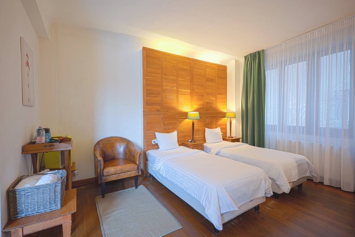 Comfort Room | Minibar, in-room safe, desk, laptop workspace