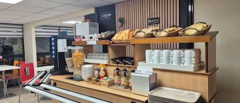 Dagelijks ontbijtbuffet (EUR 6.90 per persoon)