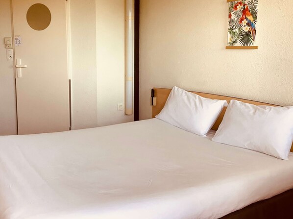 Standard Room, 1 Double Bed | Desk, blackout drapes, free cribs/infant beds, free WiFi