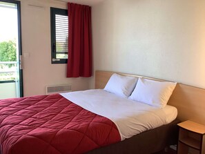 Quarto standard, 1 cama de casal | Escrivaninha, cortinas blackout, berços grátis, Wi-Fi de cortesia