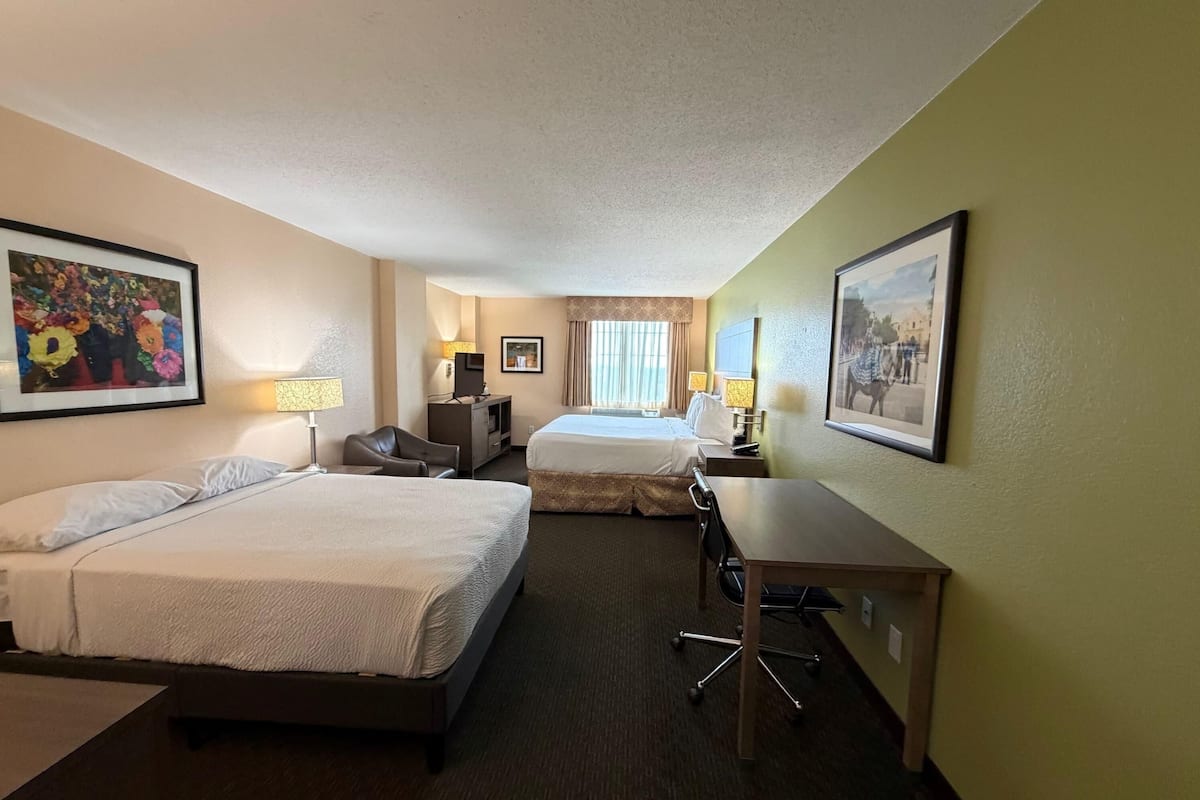 1 King Bed and 1 Full Bed, City View, Non-Smoking | Literie de qualité, lit avec matelas à plateau-coussin, coffre-fort