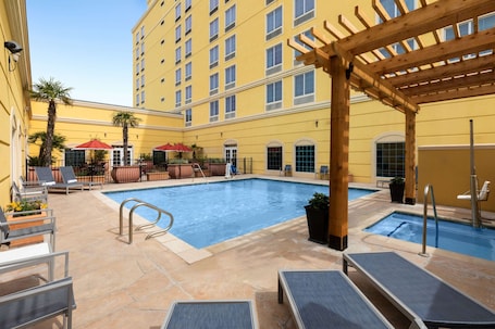Outdoor pool. La Quinta Inn & Suites by Wyndham San Antonio Medical Ctr NW