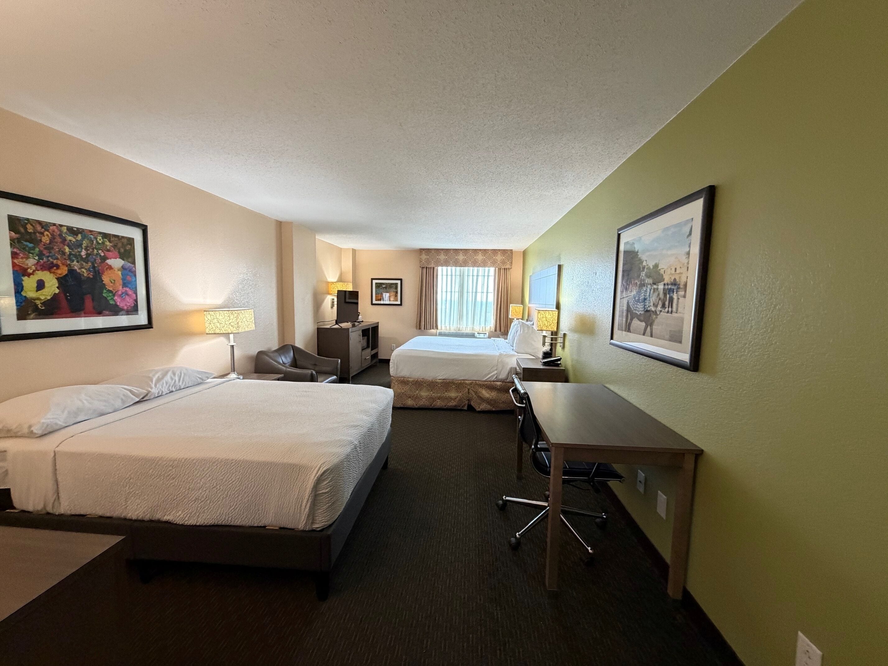 Rom, flere senger, ikke-røyk, byutsikt | Sengetøy av topp kvalitet, senger med overmadrass og safe på rommet