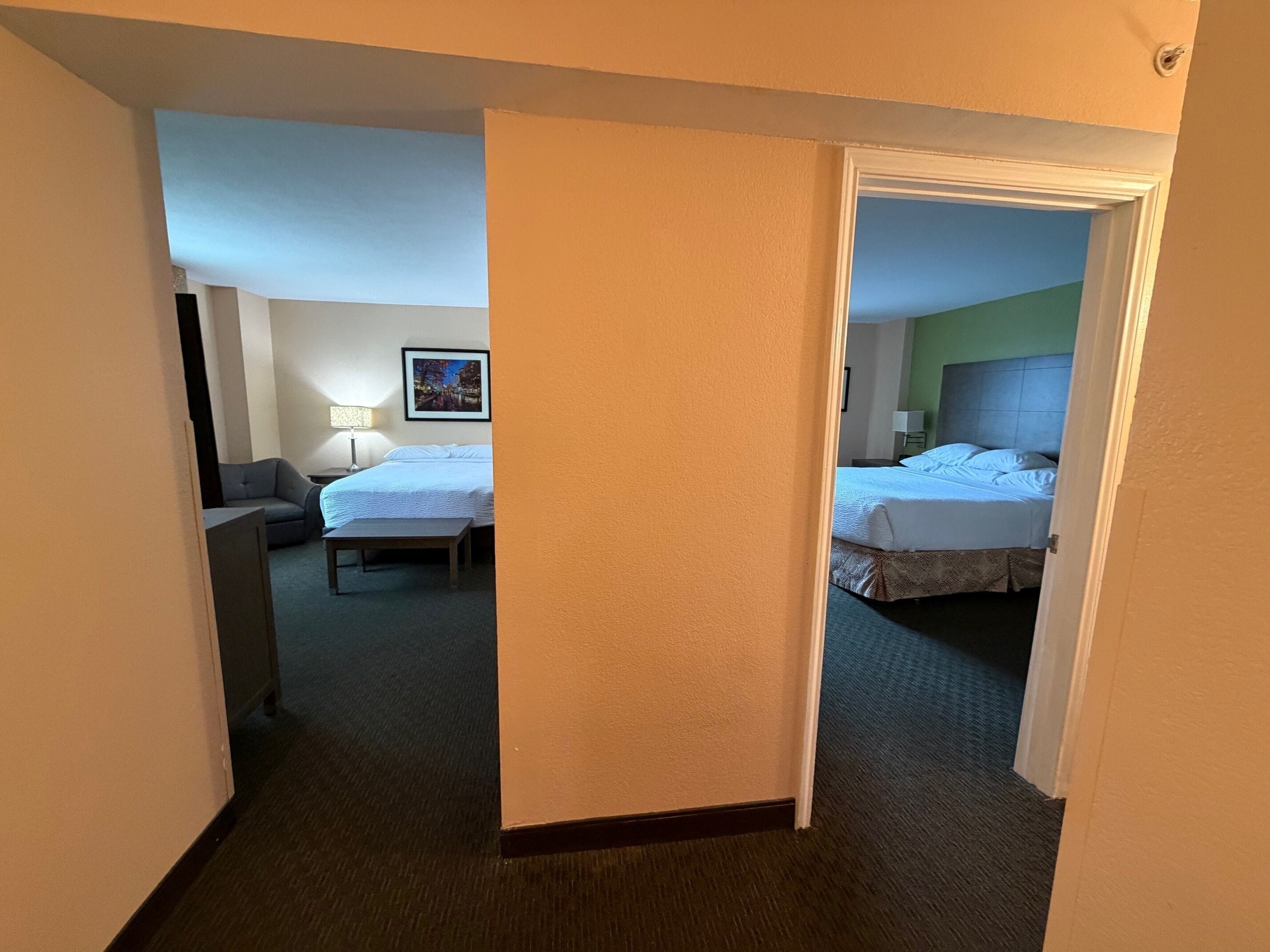 Sengetøy av topp kvalitet, senger med overmadrass og safe på rommet