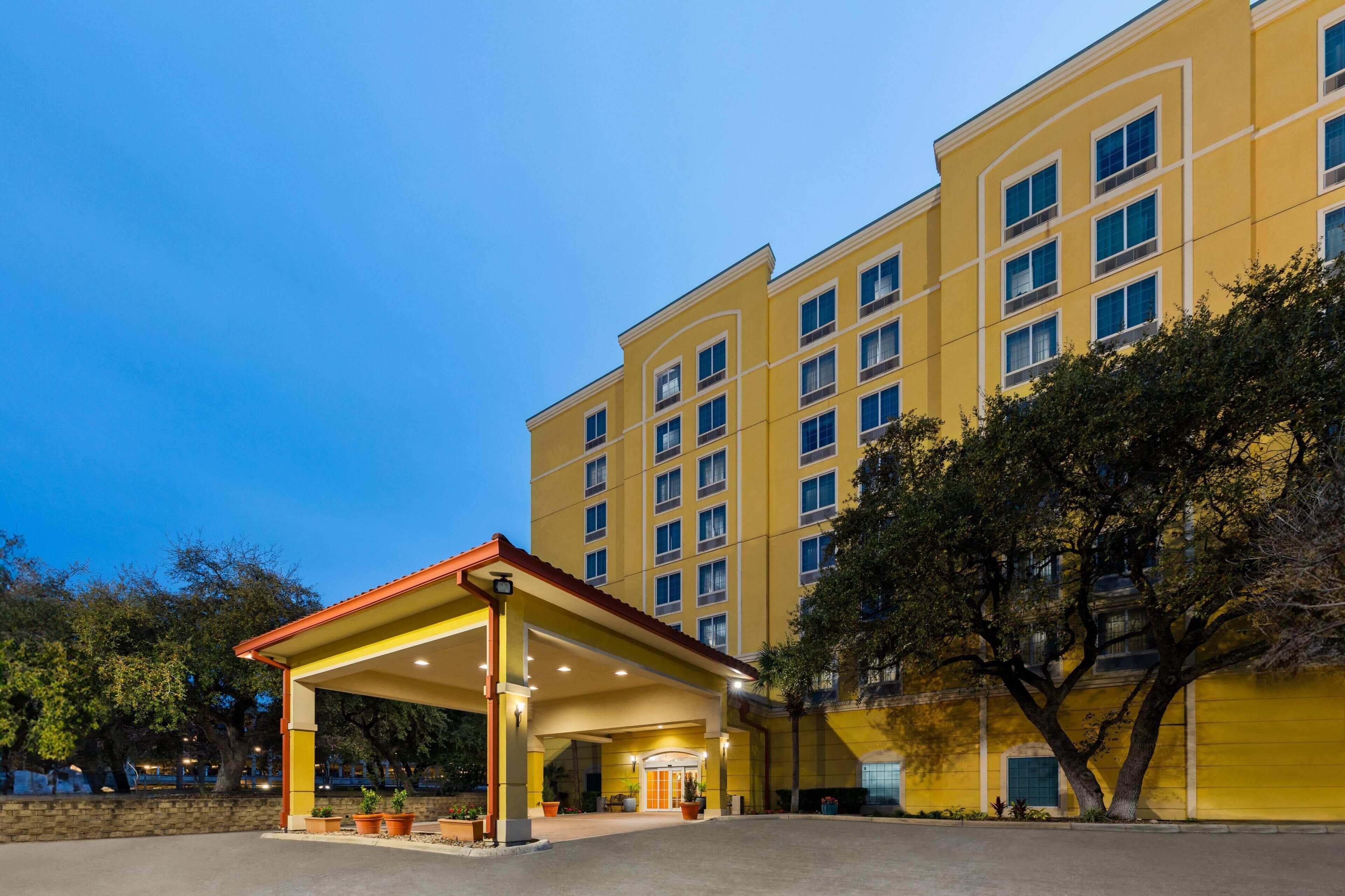 Photo - La Quinta Inn & Suites by Wyndham San Antonio Medical Ctr NW