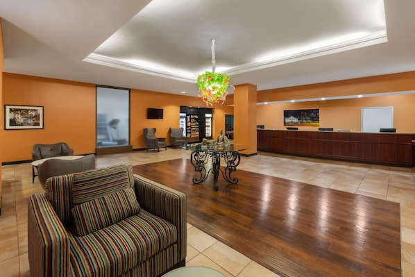 A hotel lobby with a reception desk, seating area, and a chandelier. - La Quinta Inn & Suites by Wyndham San Antonio Medical Ctr NW (San Antonio)