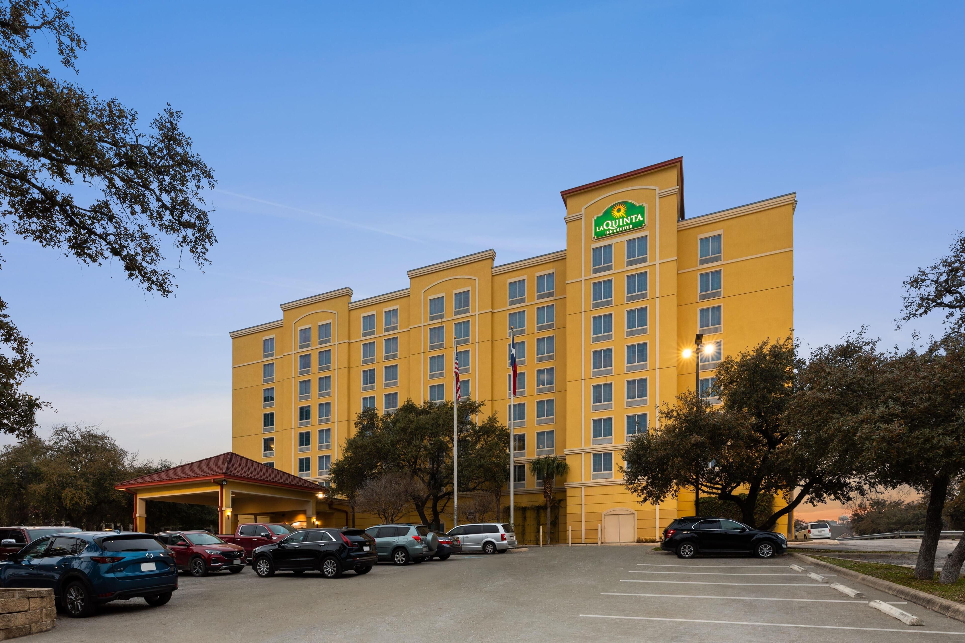 Photo - La Quinta Inn & Suites by Wyndham San Antonio Medical Ctr NW