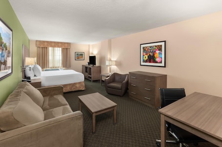 Premium bedding, pillowtop beds, in-room safe, desk. La Quinta Inn & Suites by Wyndham San Antonio Medical Ctr NW