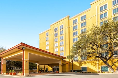 Front of property. La Quinta Inn & Suites by Wyndham San Antonio Medical Ctr NW