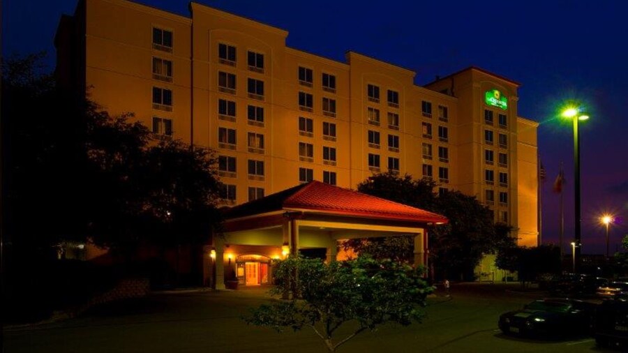 La Quinta Inn & Suites by Wyndham San Antonio Medical Ctr NW