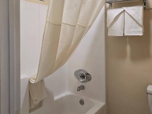 Cubrecamas, decoración personalizada, muebles diferentes y escritorio 