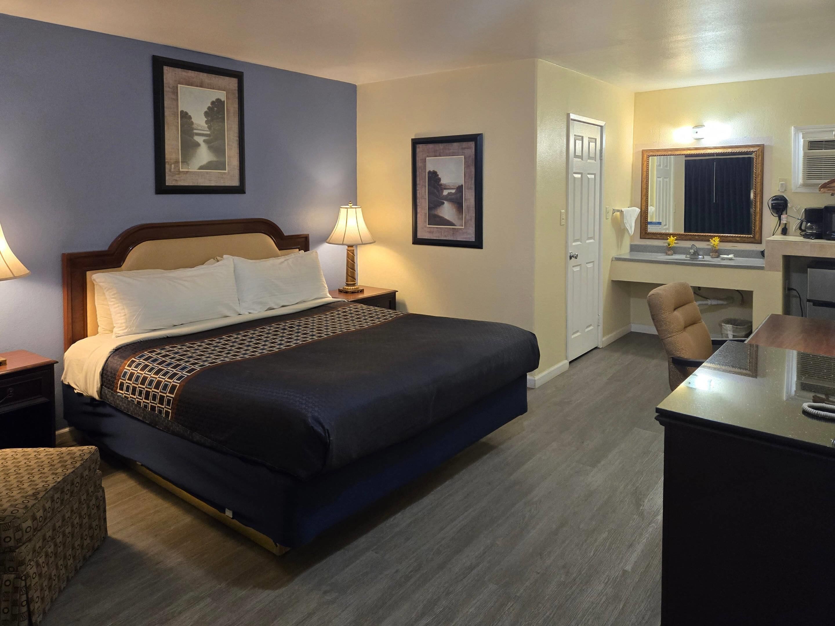 Standardzimmer, 1 King-Bett, Nichtraucher | Daunenbettdecken, individuell dekoriert, individuell eingerichtet