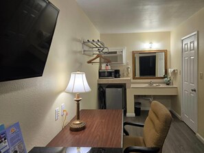 Standard Room, 1 King Bed, Non Smoking | Down comforters, individually decorated, individually furnished, desk - Rodeway Inn & Suites Blythe I-10 (Blythe)