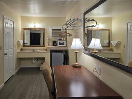 Cubrecamas, decoración personalizada, muebles diferentes y escritorio